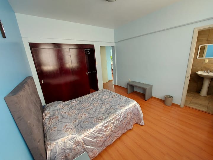 Chambre avec accès à la salle de bain avec douche