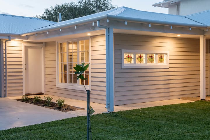 BEACH 100m away PET friendly NEW Modern Hamptons