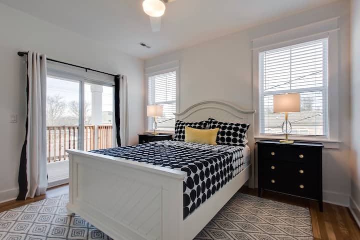 Dormitorio del segundo piso con cama tamaño queen de espuma viscoelástica. 