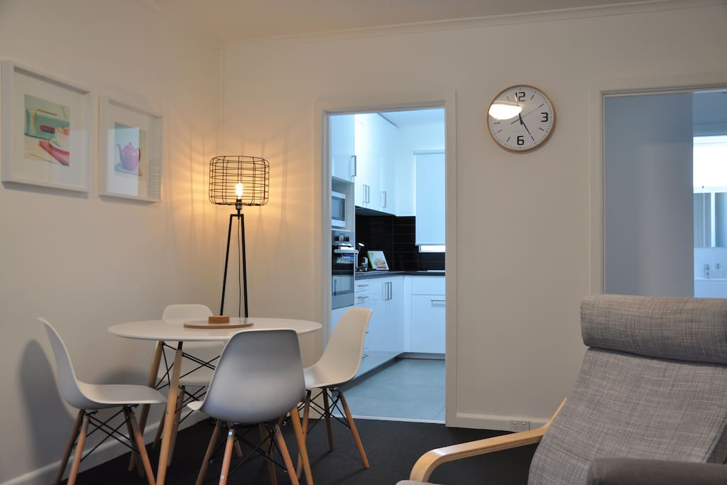 Living room with dining table for 4
