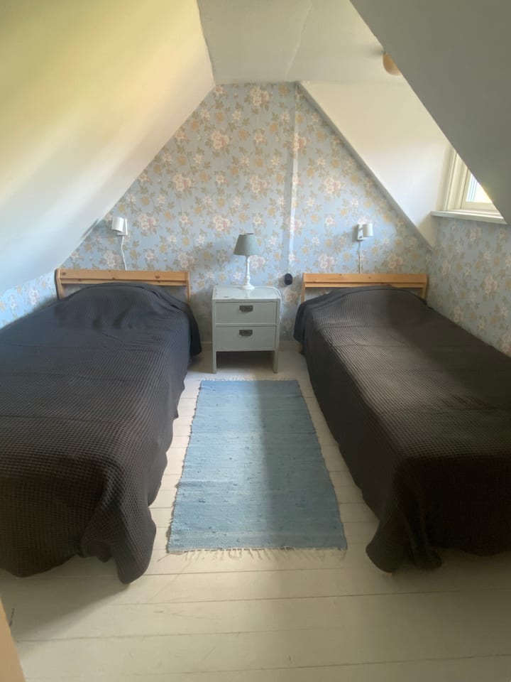 Dhomë gjumi me 2 krevate 90x200. Ato mund të vendosen pranë njëri-tjetrit në mënyrë që të marrësh një krevat dopio. 