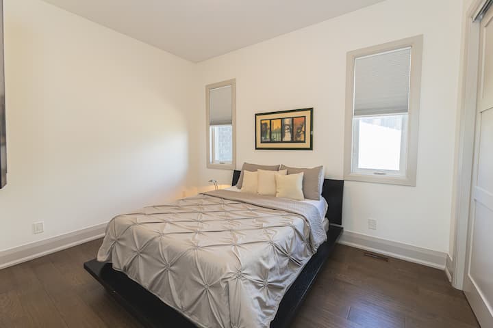 Спалня №3: двойно легло, персонализиран организатор на гардероба, 46" плосък екран с противопожарна пръчка Amazon. Премиум матрак с мемори пяна. Легло на Oak Platform.