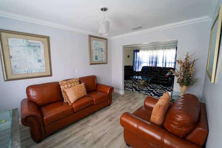 Уединена зона в непосредствена близост до родителската спалня, идеална за почивка и релаксация.