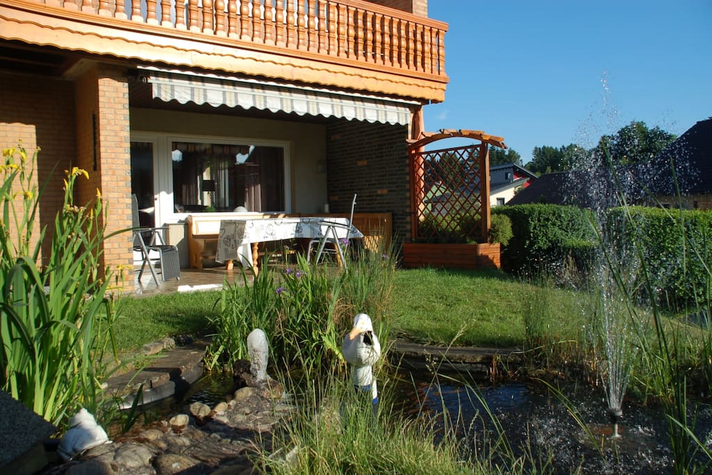 Terasse mit Gartenteich