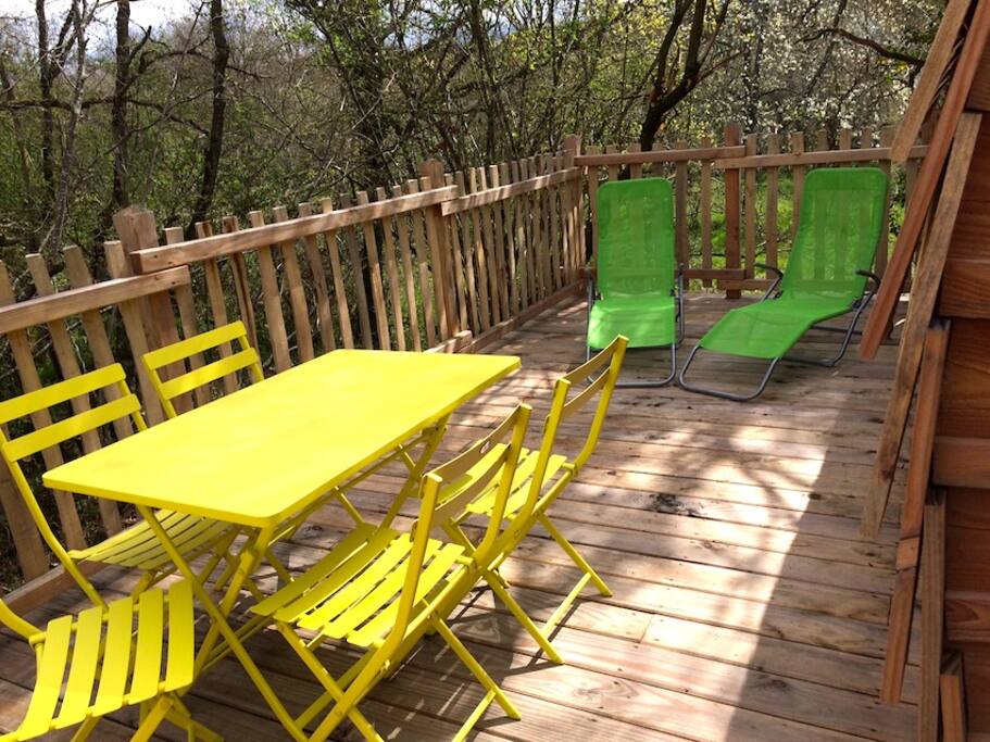 Avec sa grande terrasse.