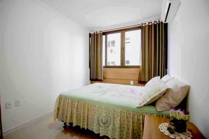 מיטה רגילה במעונות.