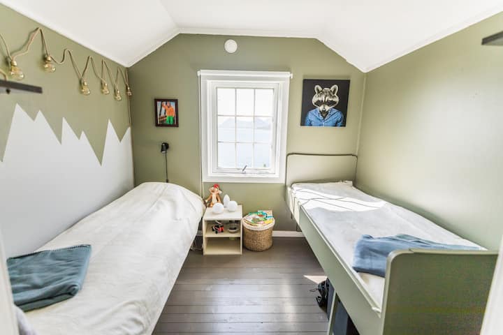 Druhé poschodie, detská izba, jedna samostatná posteľ a jedna kratšia jednolôžková posteľ.