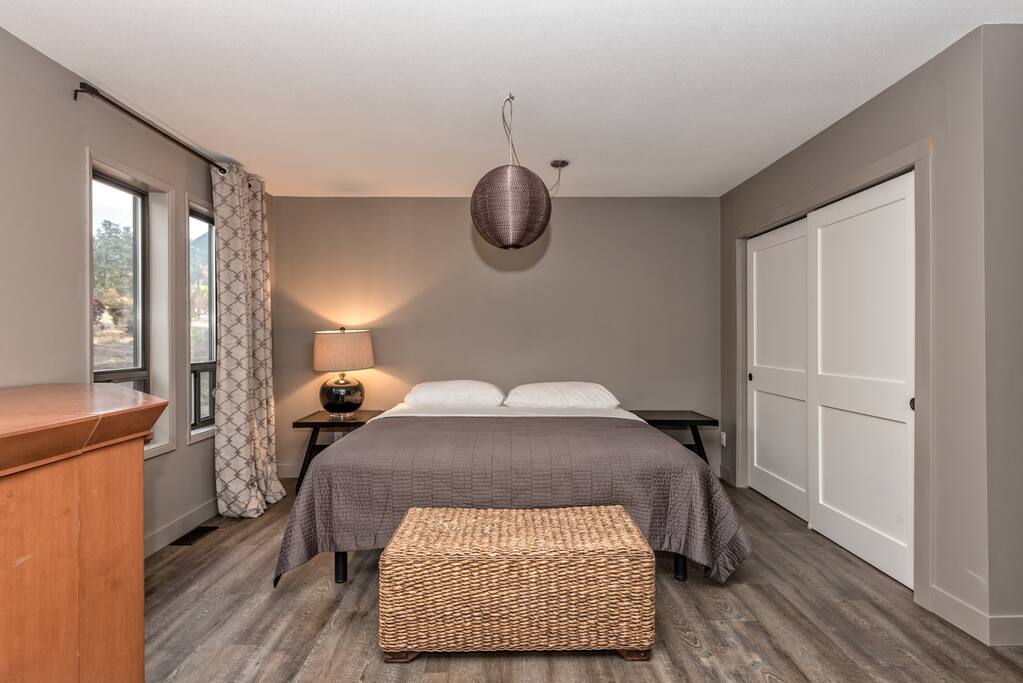 Master bedroom, king bed