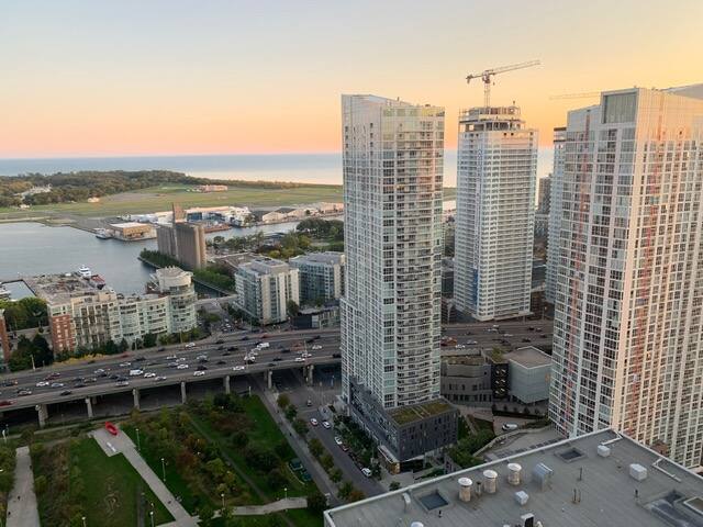 Luxurious Toronto Condo with a LAKE VIEW! gallery image 5