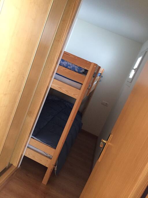 Segunda habitación con dos literas con cama induvidual y armario empotrado