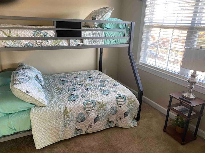 Lit superposé.  Le fond est grand et le dessus est un lit double 