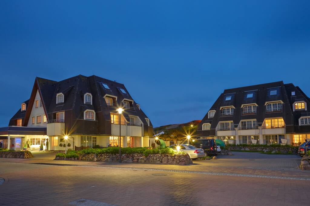 Außenansicht am Abend vom Dorint Strandresort & Spa Sylt/Westerland