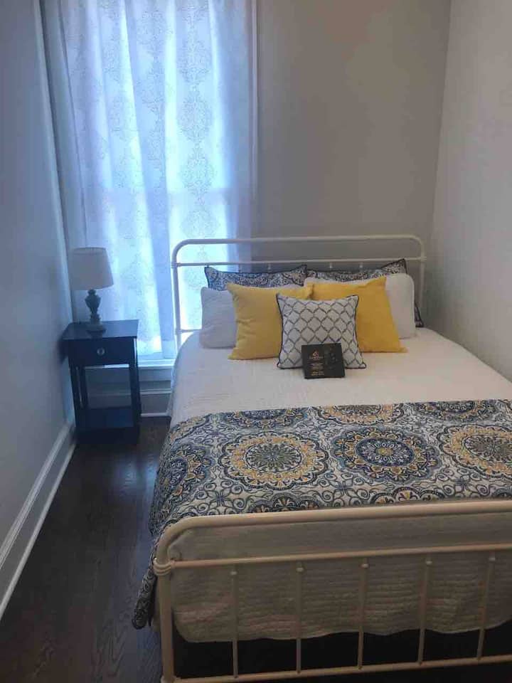 bedroom 1 queen bed