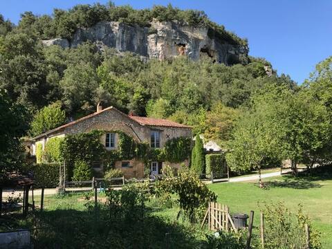 Lovely and charming old stone house, Les Eyzies.