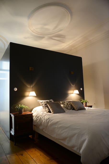Quarto com cama de casal, WC e varanda exclusiva