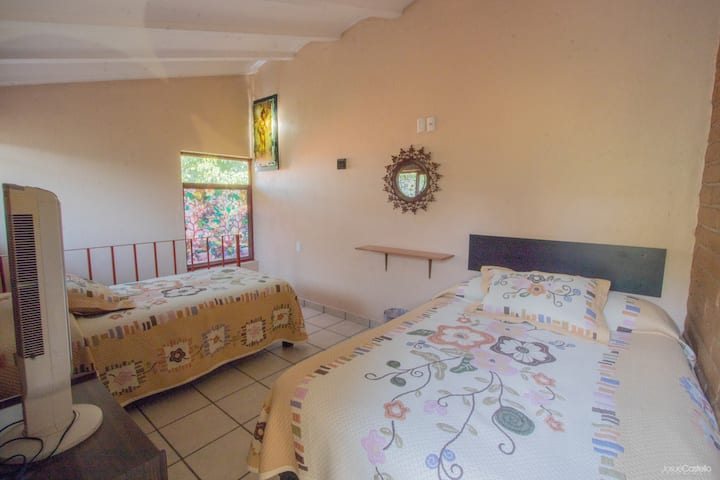 Стая №2 на последния етаж с 1 двойно легло и 1 единично легло.