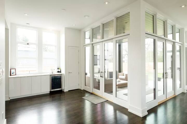 Luxury Retreat Home in the Heart of 12 South gallery image 5