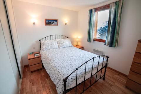 Successful Airbnb property: Stunning view quiet village 1400m 6-pers ski place in Puy Saint Vincent