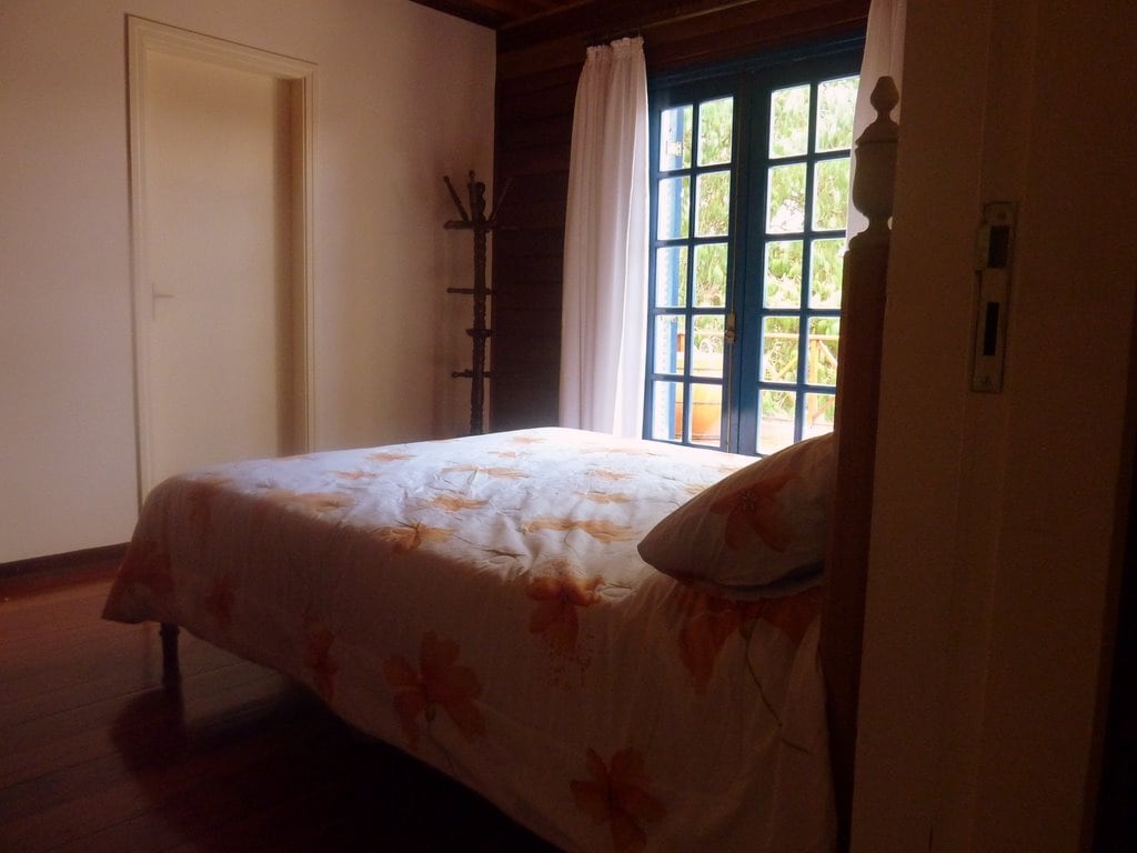 hoofdslaapkamer, badkamer aan het einde, links en openslaande deuren naar terras en ofuro