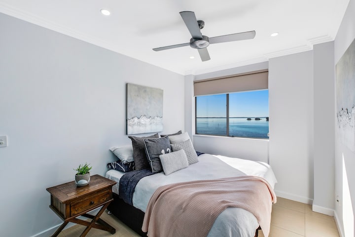 يمكن إعادة تكوين غرفة النوم الثالثة لتتناسب مع سريرين فرديين