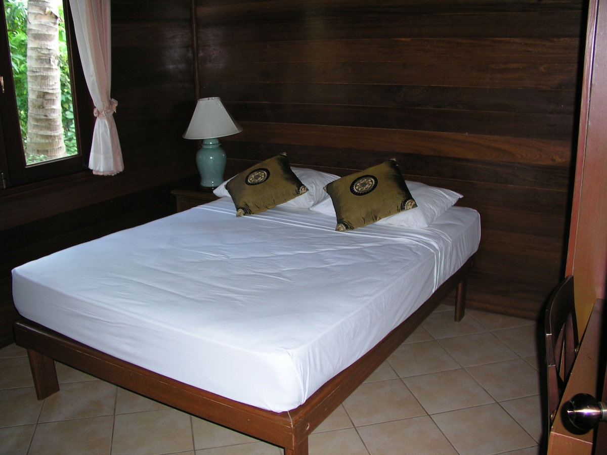 4-та спална соба долу со сопствен плакар и биро.