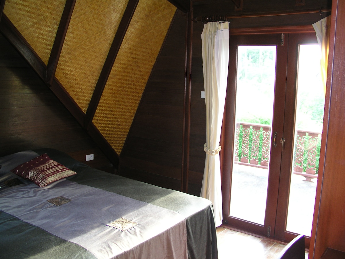 Втора спална соба на горниот кат со приватен балкон.