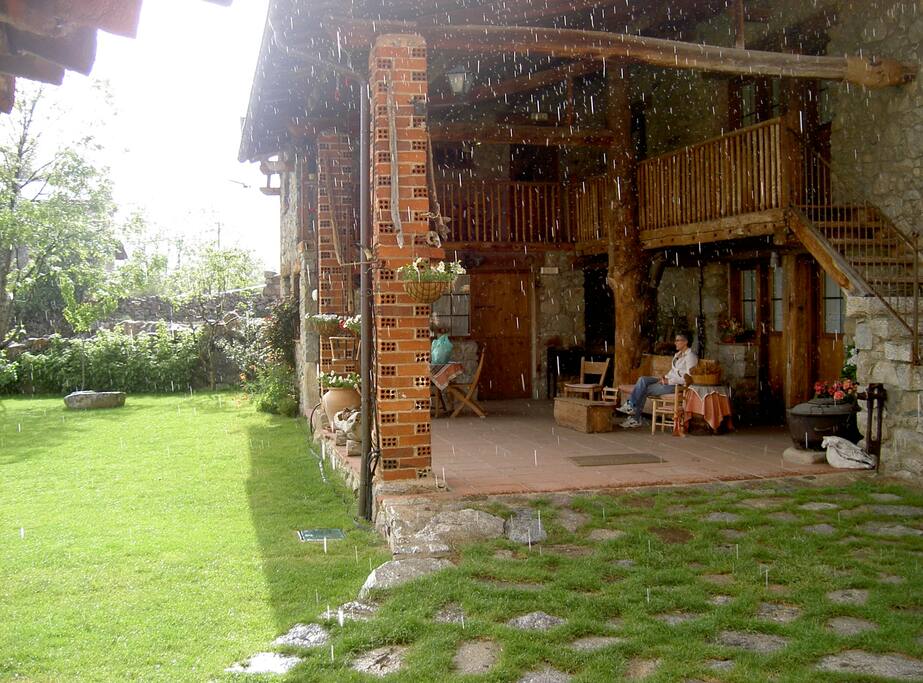 Desde el jardí ales habitacions en un pas