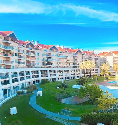 Modern 5 Bedroom Apartment in Luxurious Condo. gallery image 2