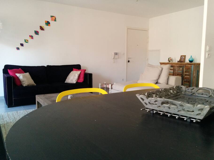 Mobilier neuf dans le séjour.