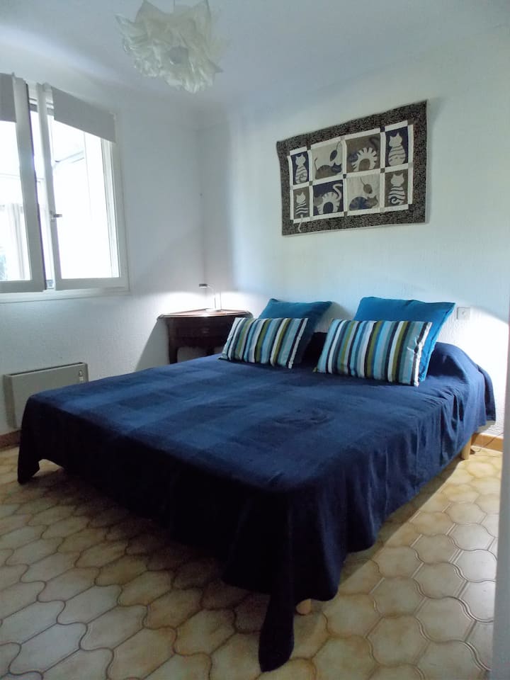 ห้องนอนที่มีเตียง 2 เตียงใน 90 หรือ 1m80 