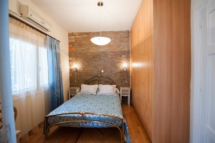 Master bedroom - Enjoy a good nights sleep, in rich cotton bed sheets, and an antique bed frame 