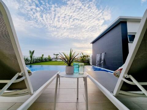Villetta Beachfront with pool in Batangas