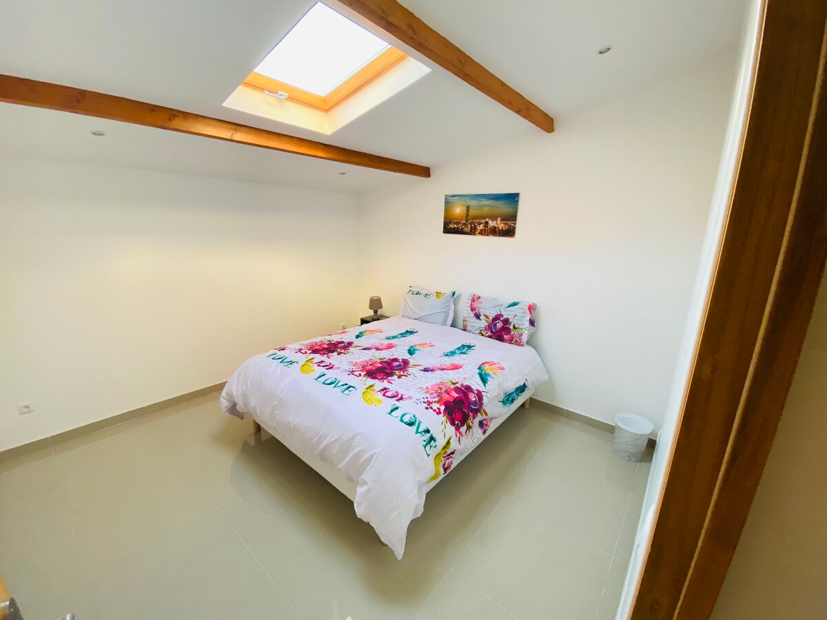 Спалня 3. Точно до всекидневната. 
Има 160 x 200 легло, нощно шкафче и допълнителна светлина.

