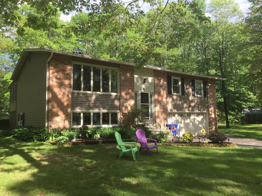 Your home away from home! Less than 15 minutes to downtown Burlington.