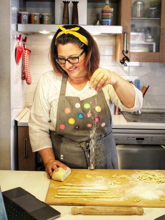 Show full-screen, host-provided image