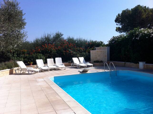 VILLA CON PISCINA PRIVATA IN PUGLIA - Ville in affitto a Barletta