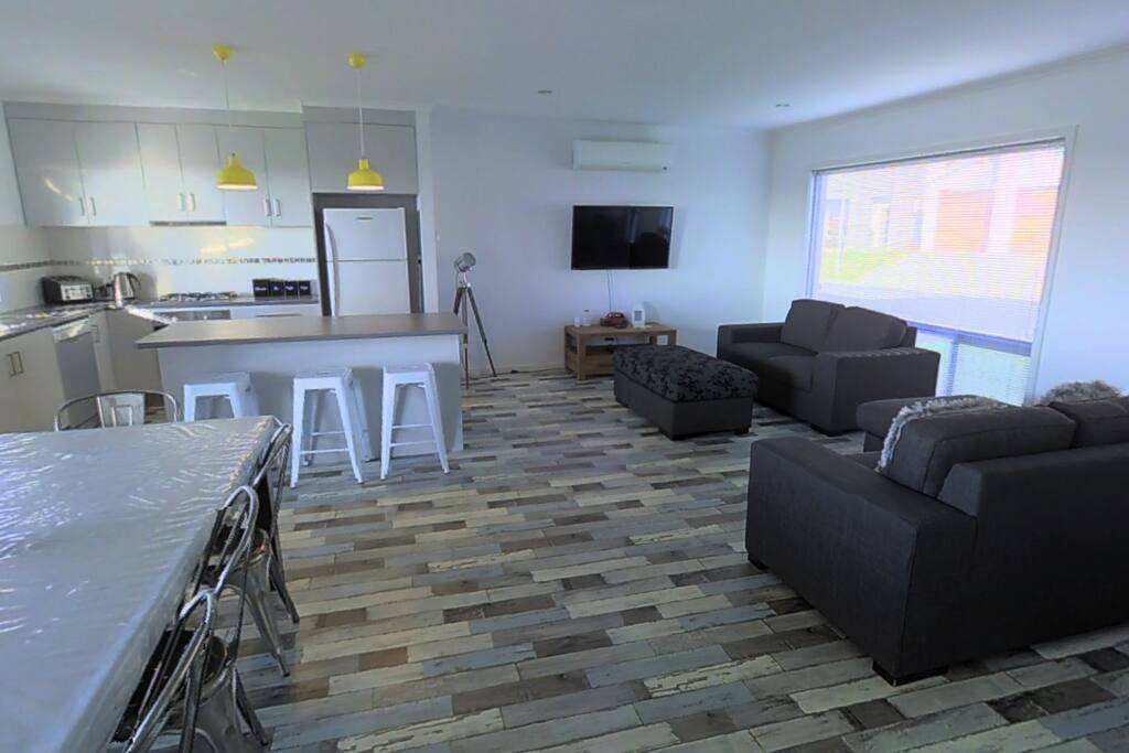 Open kitchen/meals/family area. 8 seat dining table, gas cooking, dishwasher, flat screen tv and DVD. Reverse cycle heating and cooling.