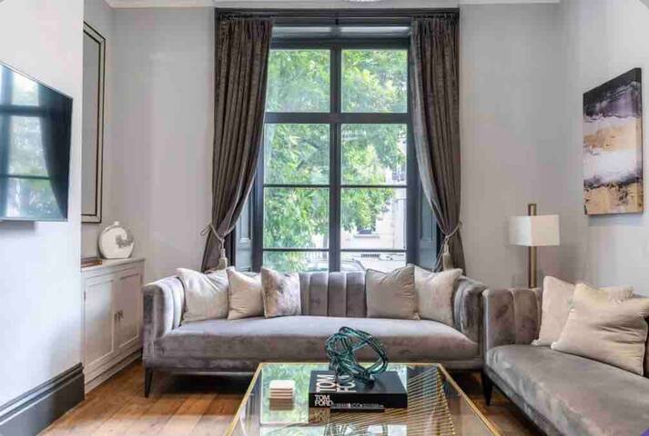 Stunning 3 bed house in Chelsea with free parking gallery image 3
