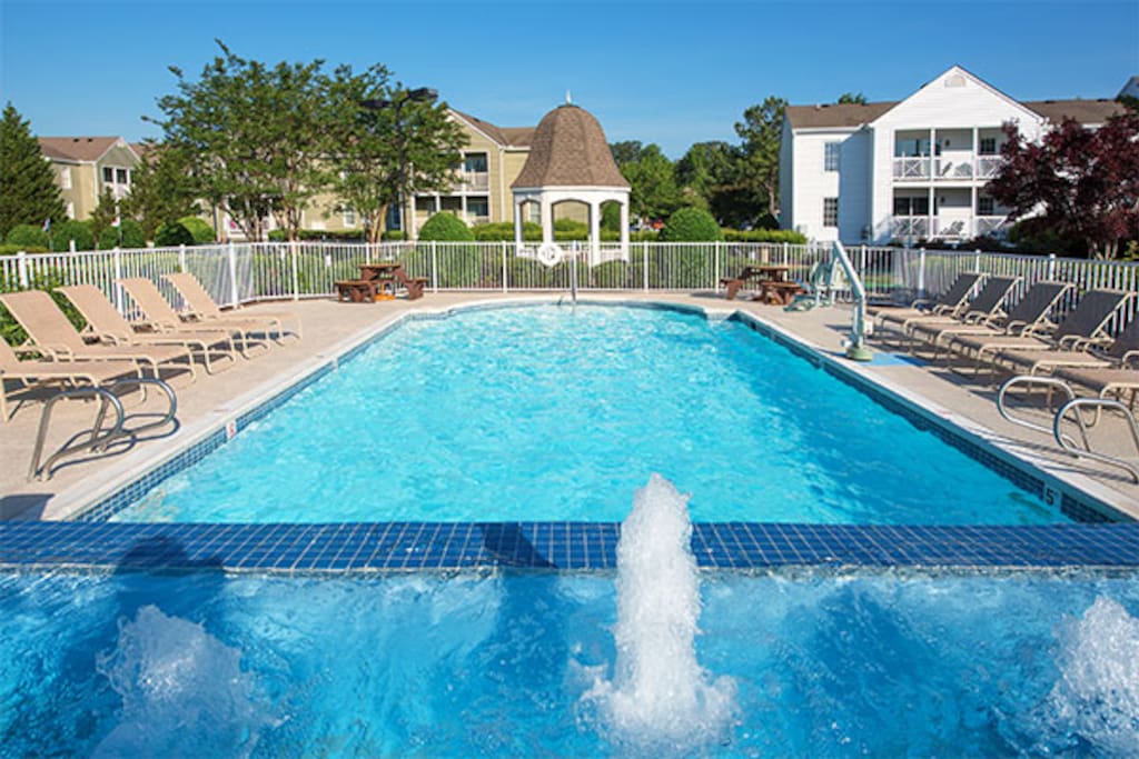 Williamsburg apartment building with pool information