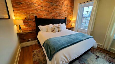Downtown Historic 2-Bedroom Large Apartment