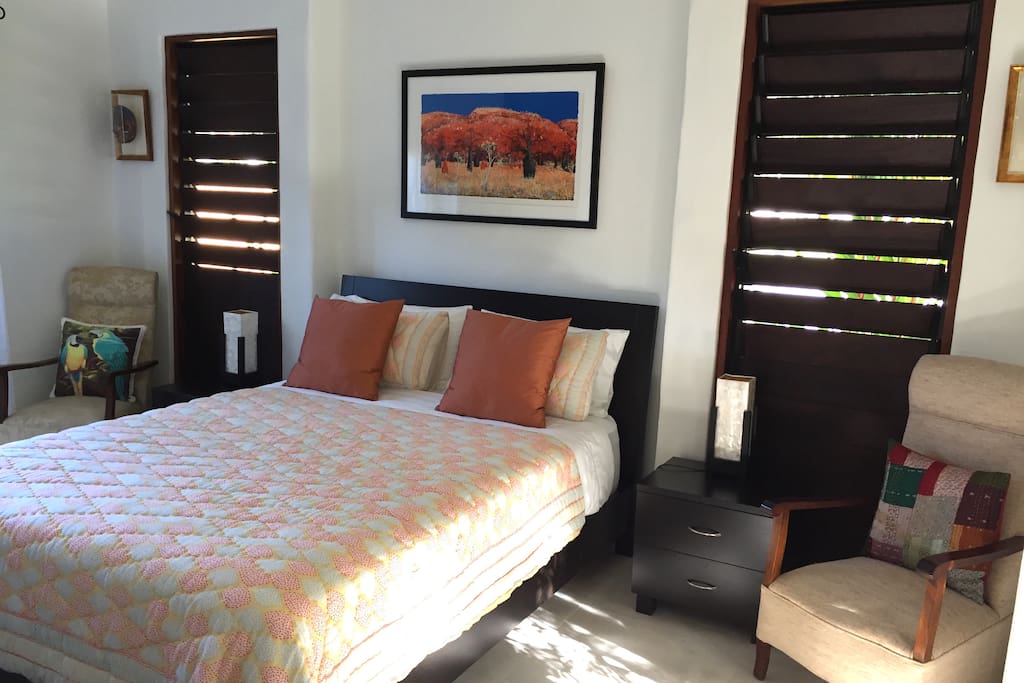 Bedroom with air-conditioning and ceiling fan