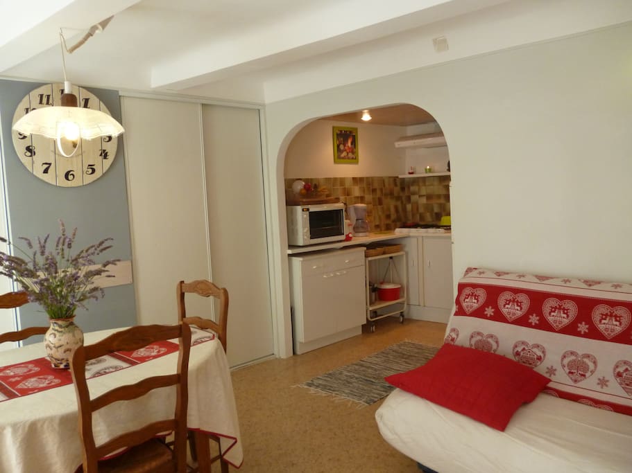 Séjour salon et coin cuisine
