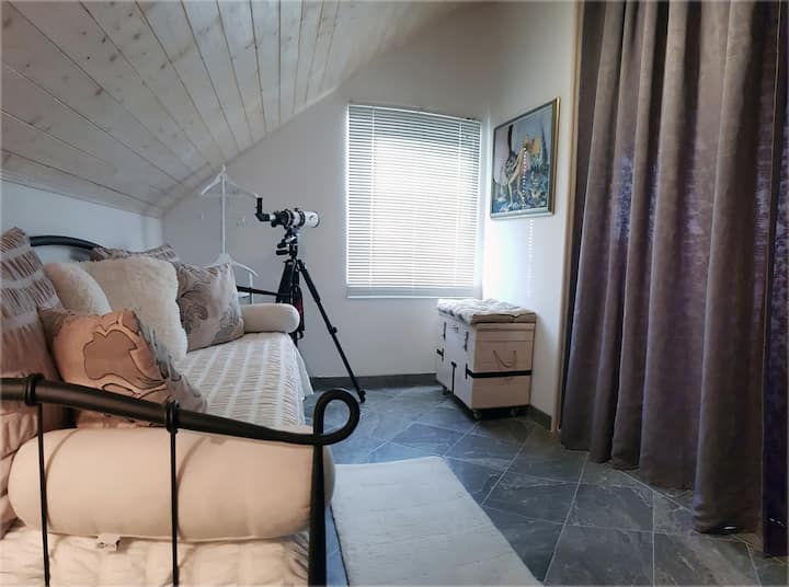 אזור שינה עם מיטת יחיד.