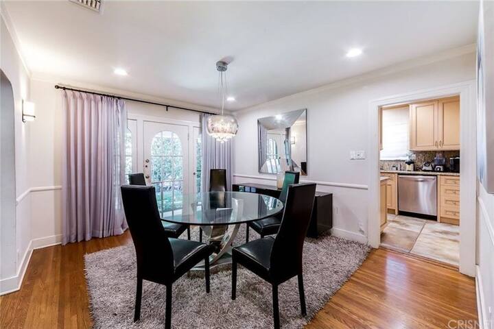 Entire Gorgeous Hollywood Home gallery image 3