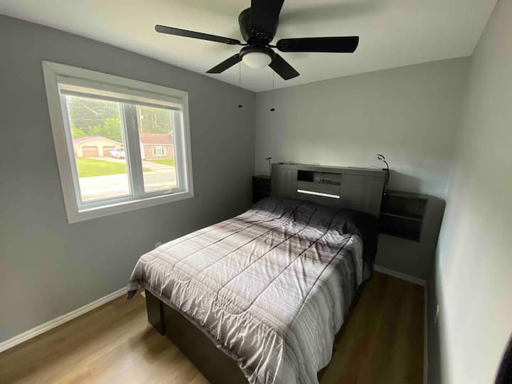 Deuxième chambre à l'étage, équipée d'un grand lit