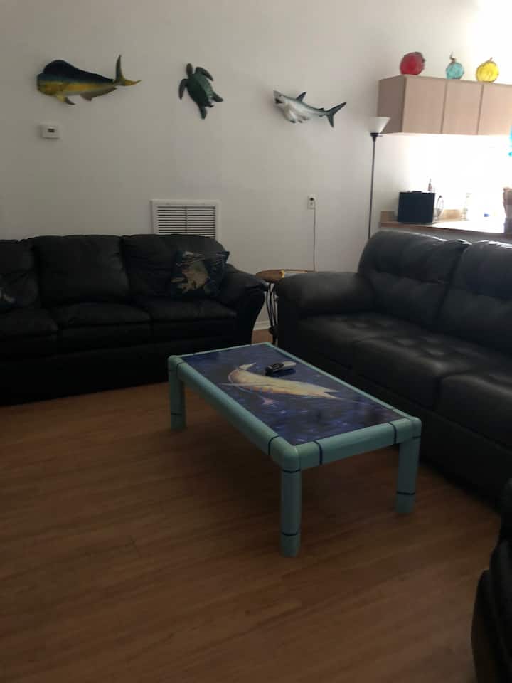 客厅的另一景观，配有沙发床 