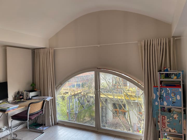 ห้องนอนชั้น 1 พร้อมพื้นที่ทำงานและห้องน้ำ (ฝักบัว)