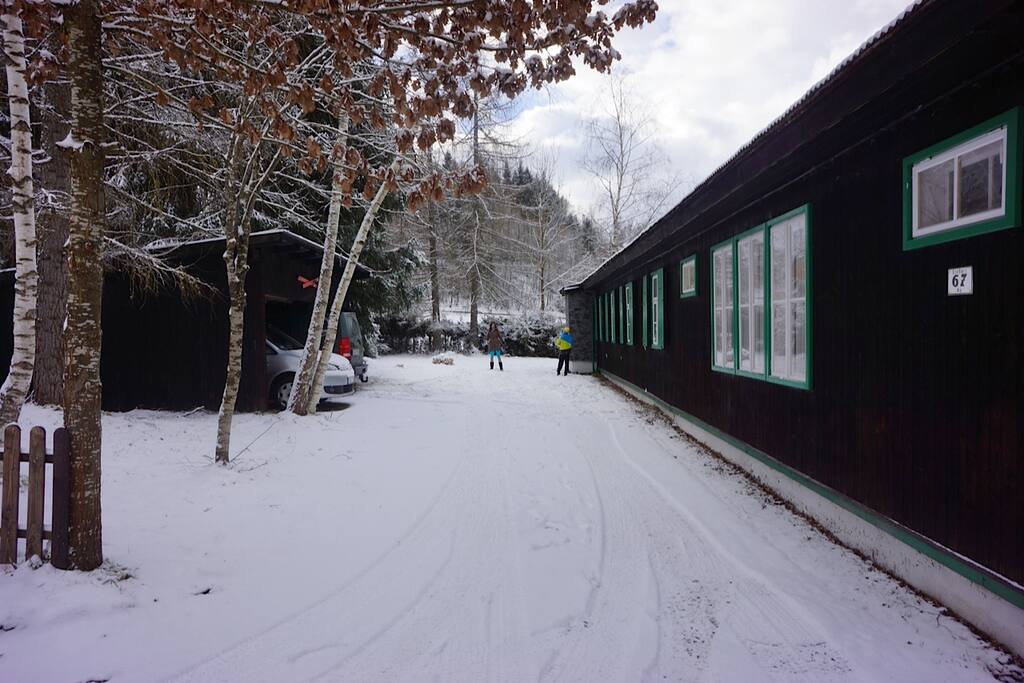 Winter Ansicht Einfahrt zur Hütte