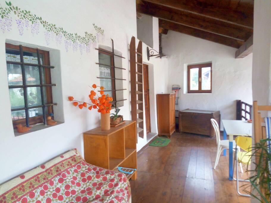 Ballatoio (loggia tradizionale in legno) e porta dell'appartamento.