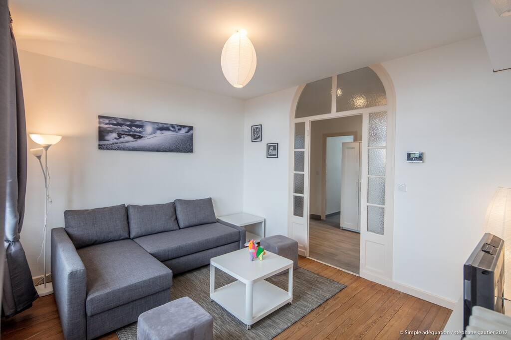 Salon avec TV et canapé convertible pour 2 pers. (7ème et 8ème voyageurs)